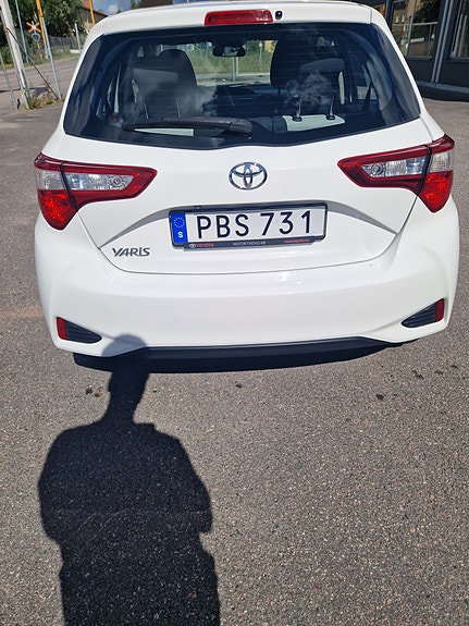 Toyota Yaris 5 of 12