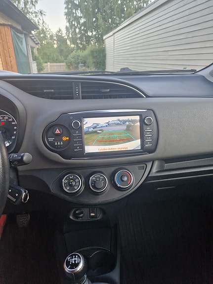 Toyota Yaris 9 of 12