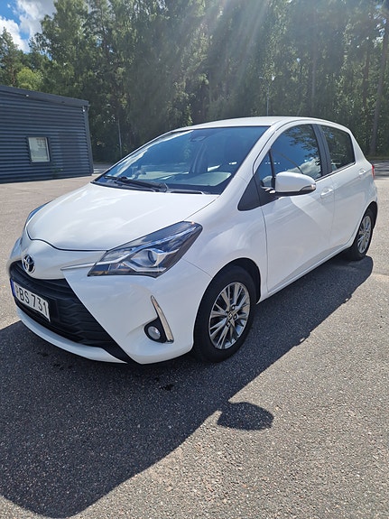 Toyota Yaris 2 of 12