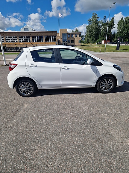 Toyota Yaris 4 of 12
