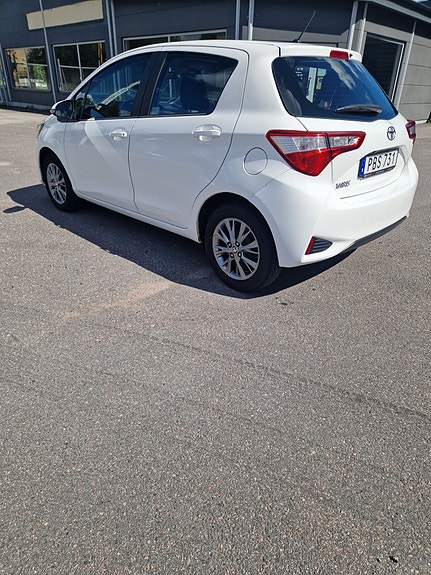 Toyota Yaris 3 of 12