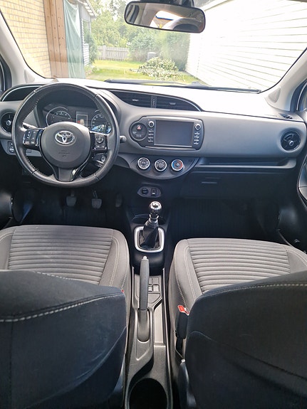 Toyota Yaris 7 of 12
