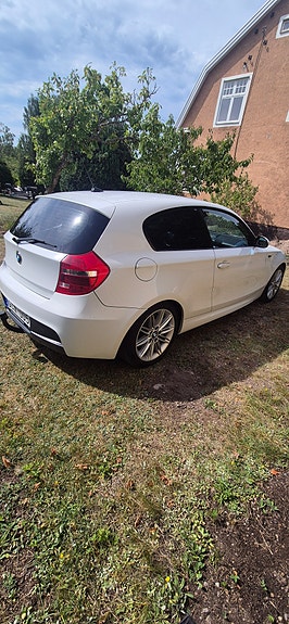 BMW 120i 3 of 5