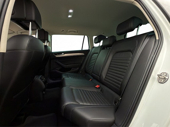 Volkswagen Passat Alltrack 18 of 30