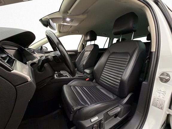 Volkswagen Passat Alltrack 12 of 30