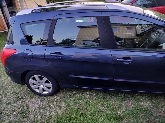 Peugeot 308 SW 12 of 13