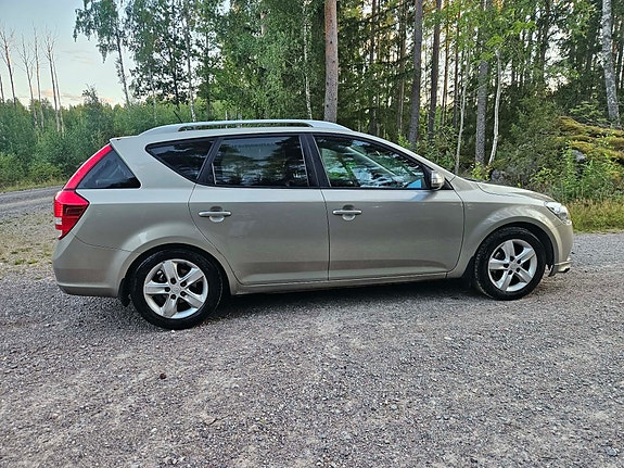 Kia Ceed 2 of 7