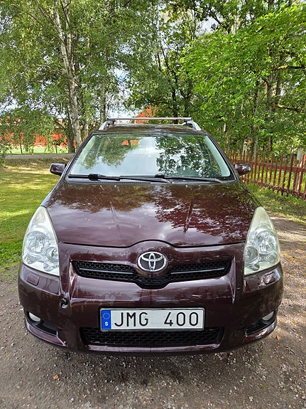 Toyota Corolla Verso 2 of 10