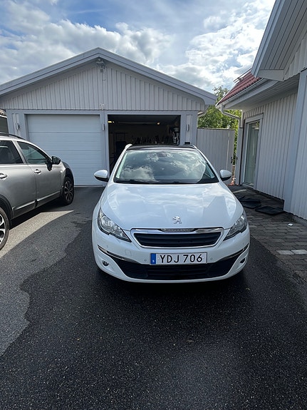 Peugeot 308 SW 2 of 8
