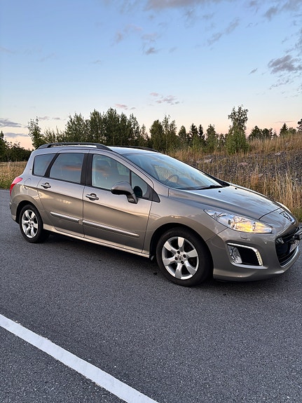 Peugeot 308 SW 3 of 9