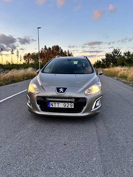 Peugeot 308 SW 2 of 9