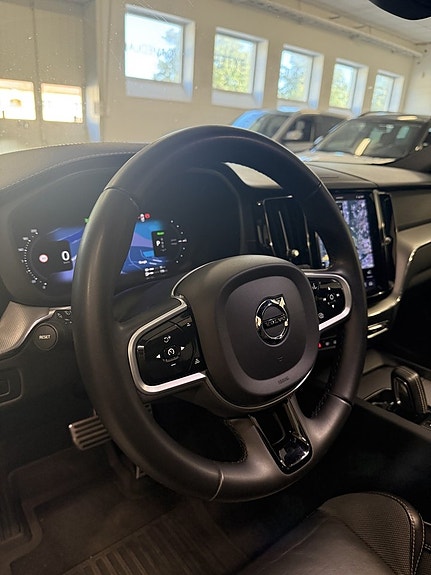 Volvo XC60 8 of 23