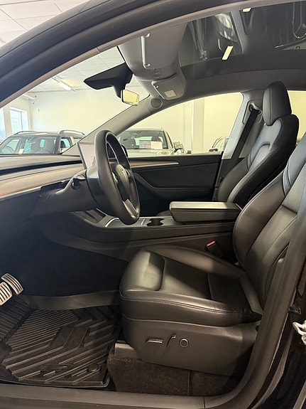 Tesla Model Y 7 of 18