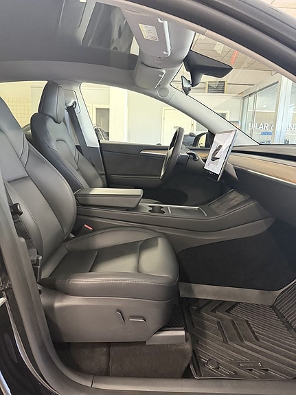 Tesla Model Y 10 of 18