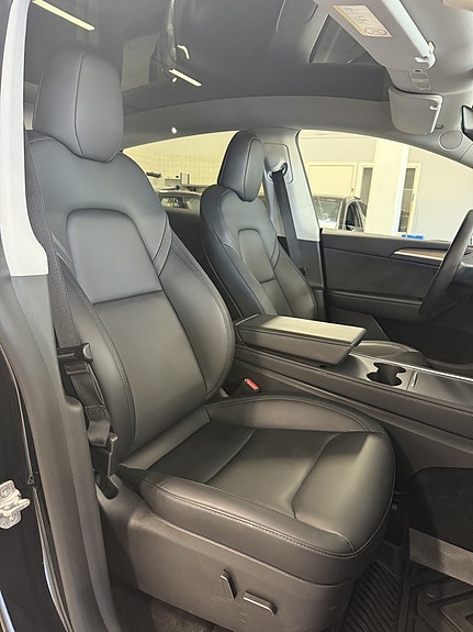 Tesla Model Y 17 of 18