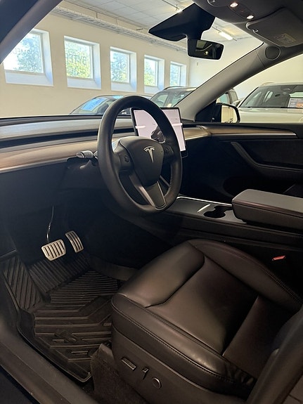Tesla Model Y 8 of 18