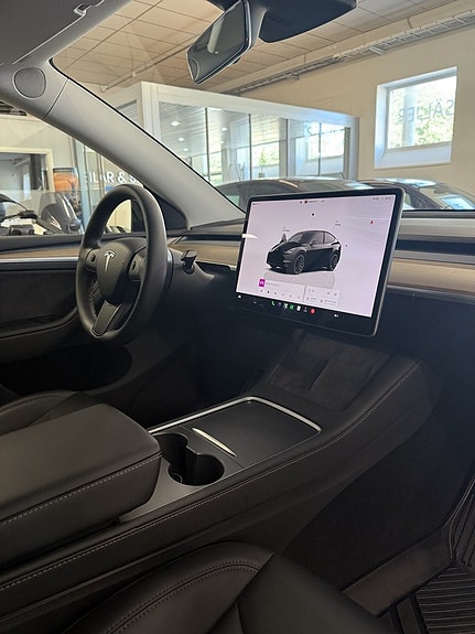 Tesla Model Y 12 of 18