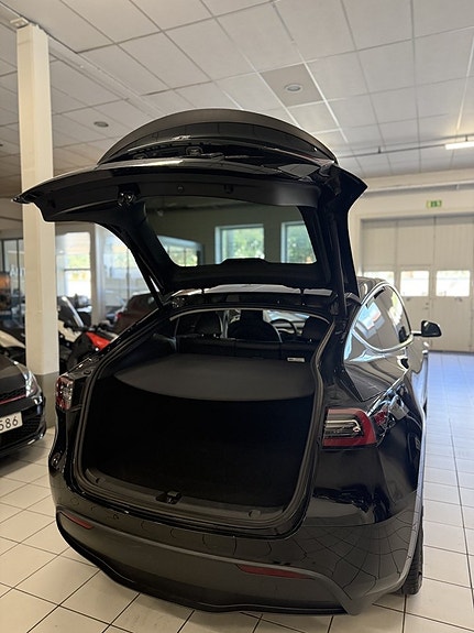 Tesla Model Y 4 of 18