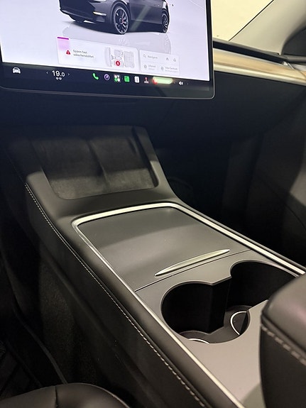 Tesla Model Y 16 of 18