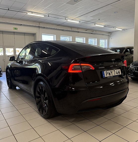 Tesla Model Y 5 of 18