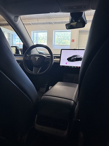 Tesla Model Y 13 of 18