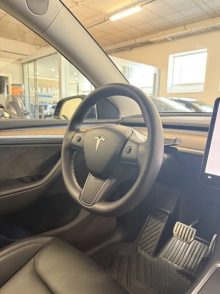 Tesla Model Y 11 of 18