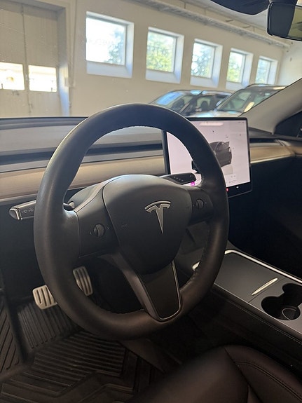 Tesla Model Y 9 of 18
