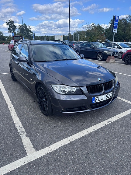 BMW 320i 2 of 4