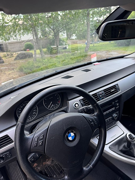 BMW 320i 3 of 4
