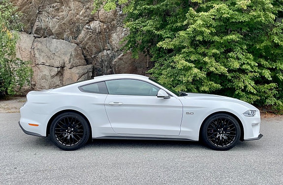Ford Mustang 3 of 6