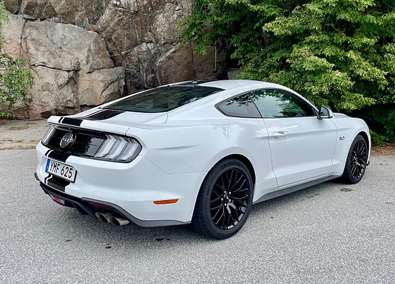 Ford Mustang 4 of 6