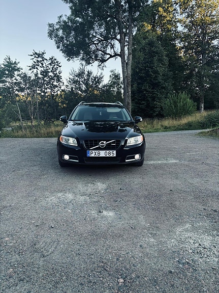 Volvo V70 2 of 8