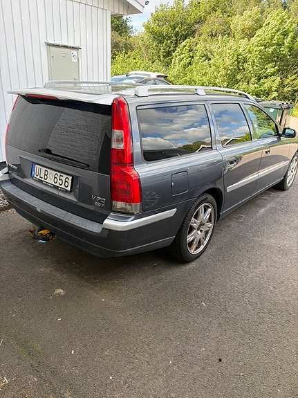 Volvo V70 2 of 5