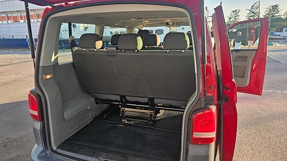 Volkswagen Caravelle 9 of 12