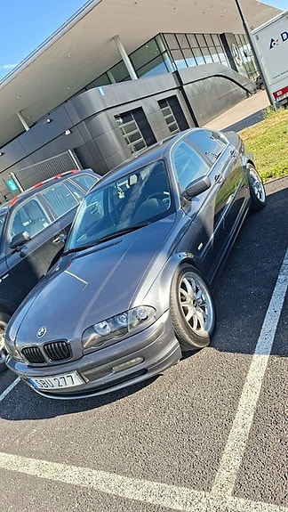 BMW 320i 2 of 19