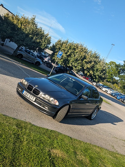 BMW 320i 11 of 19