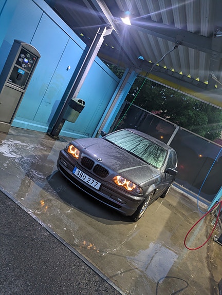 BMW 320i 5 of 19