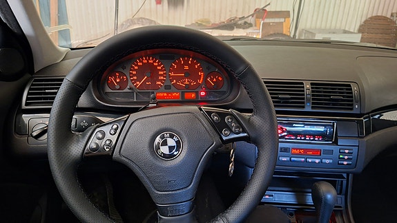 BMW 320i 13 of 19