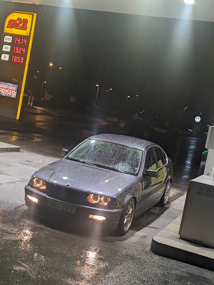 BMW 320i 6 of 19