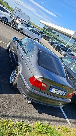 BMW 320i 4 of 19