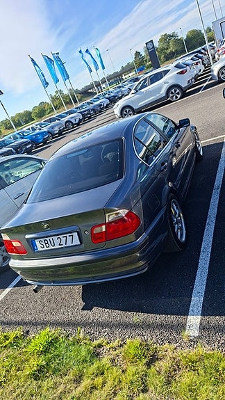 BMW 320i 3 of 19