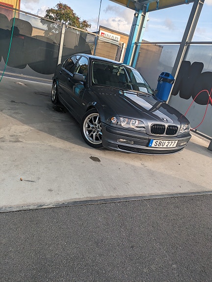 BMW 320i 10 of 19