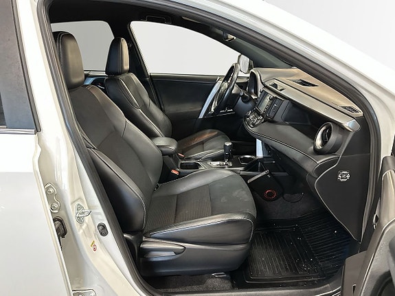 Toyota RAV4 8 of 13