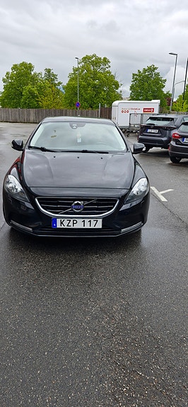 Volvo V40 2 of 9