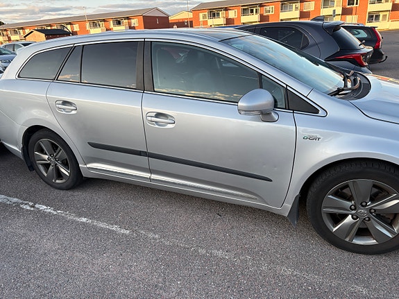 Toyota Avensis 2 of 5