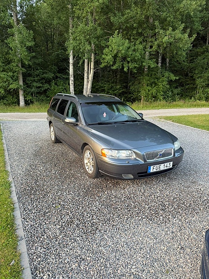 Volvo V70 2 of 7