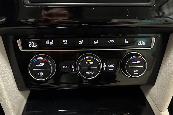 Volkswagen Passat Alltrack 22 of 25
