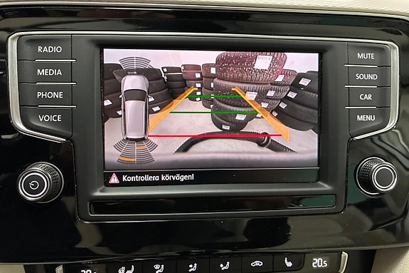 Volkswagen Passat Alltrack 18 of 25