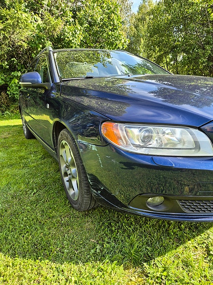 Volvo V70 2 of 4
