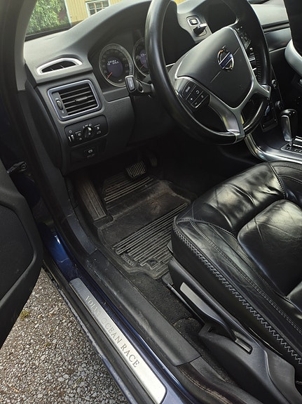 Volvo V70 3 of 4